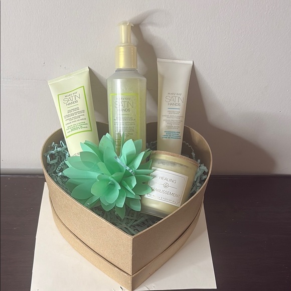 Mary Kay Satin Hands Trio - White and Green - Picture 6 of 7